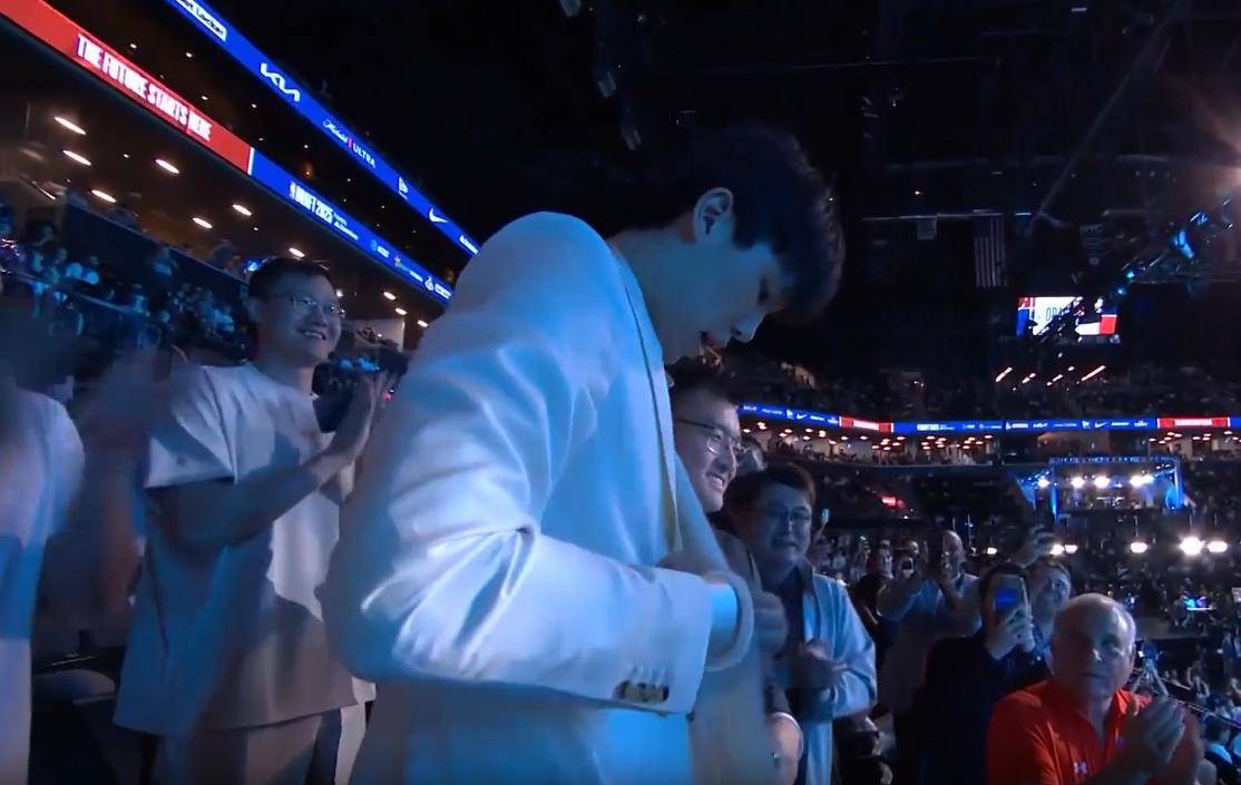 包含杨瀚森父母启程前往美国陪儿子参加NBA选秀大会的词条
