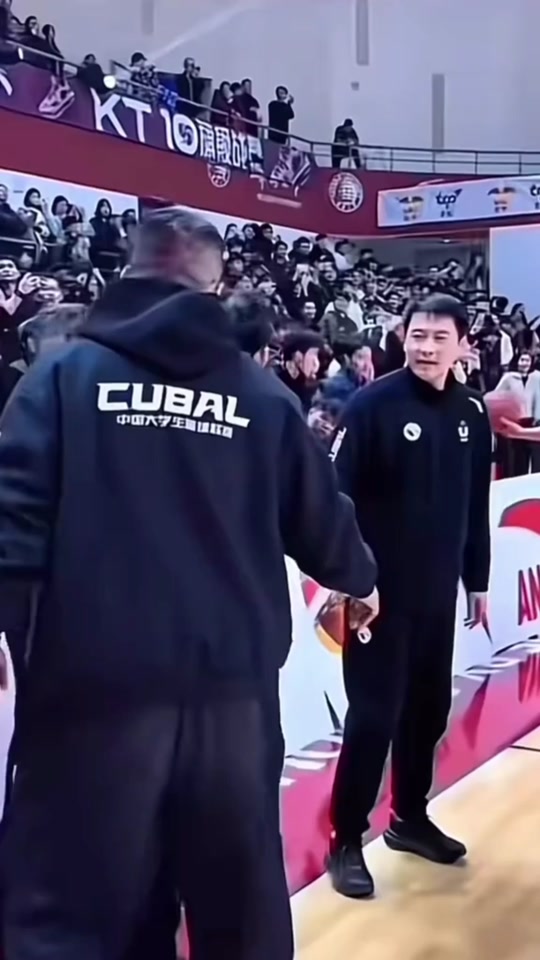平博体育-CUBAL的布鲁克斯教练！周鲁男暂停喊话球员：就算输也要抬起头(大妈为什么怕布鲁克)