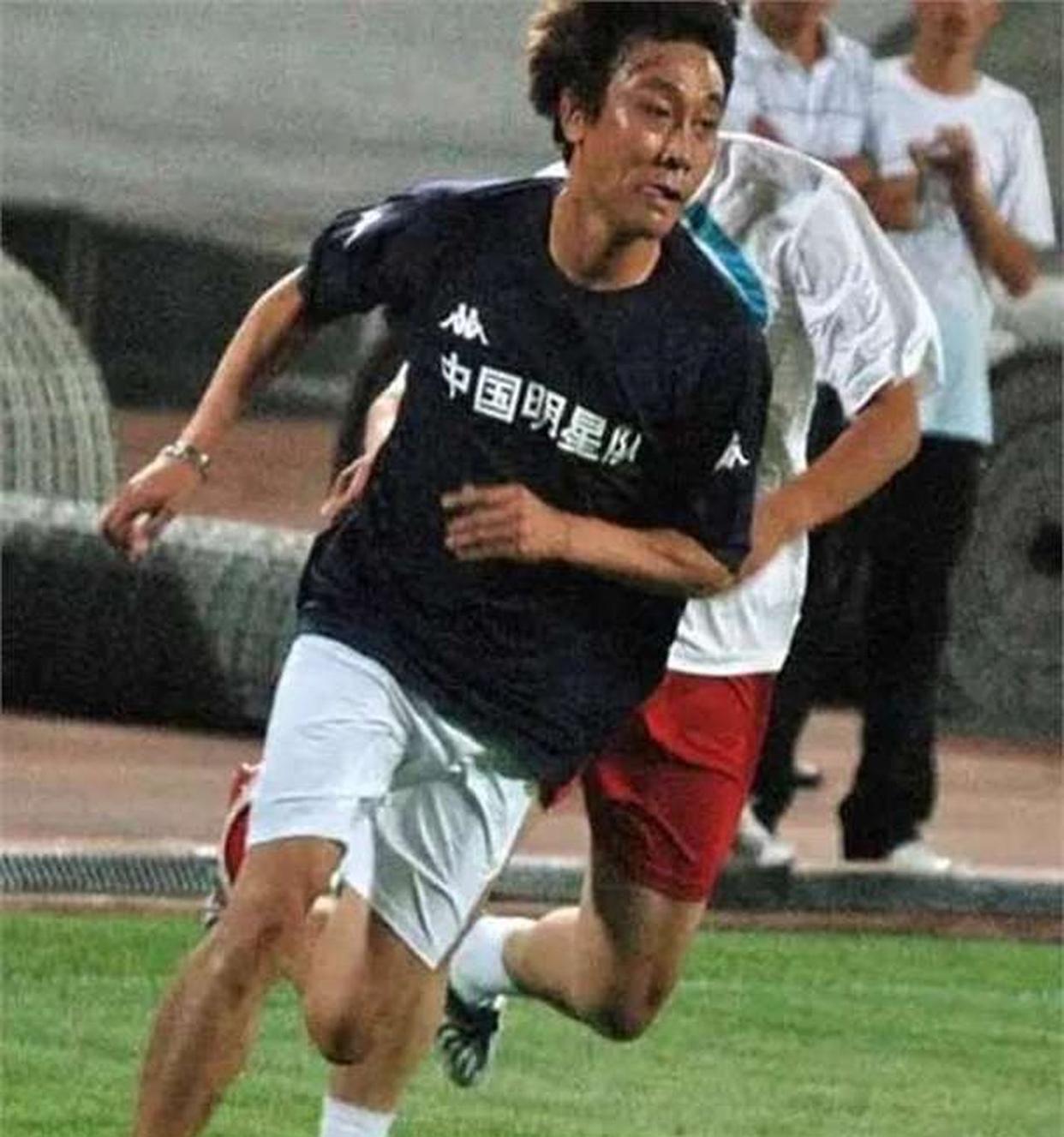 关于国脚高峰：抛弃那英、放弃刚出生儿子，19年后现状如何？的信息