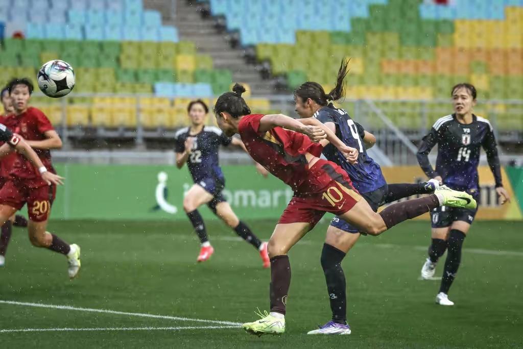 包含东亚杯-补时险失球中国女足雨战0-0日本队无缘冠军的词条