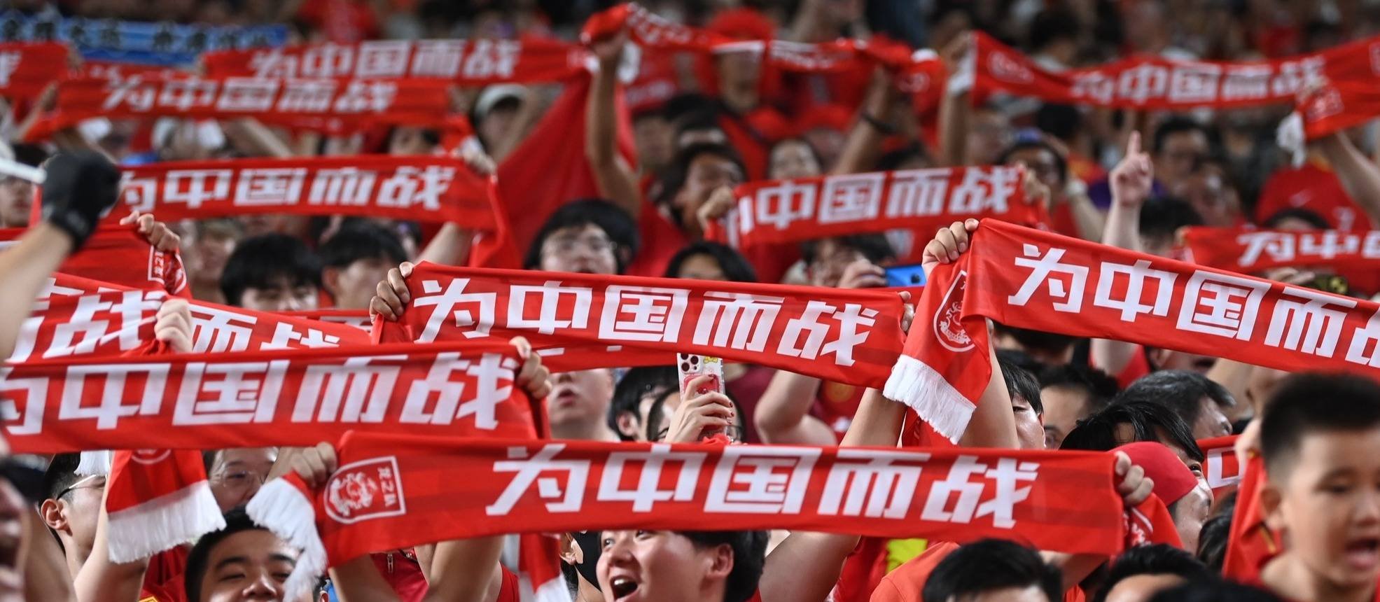 平博体育-强势逼进！球队突破重围，奋力冲击冠军(持球队员突破后)