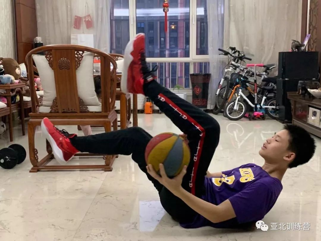 平博体育-球队训练营开启，教练员各显神通指点球员的简单介绍